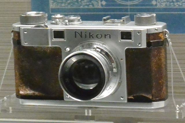 ニコンI型の画面サイズを24×34mmに変更した「Nikon M」。1949年発売
