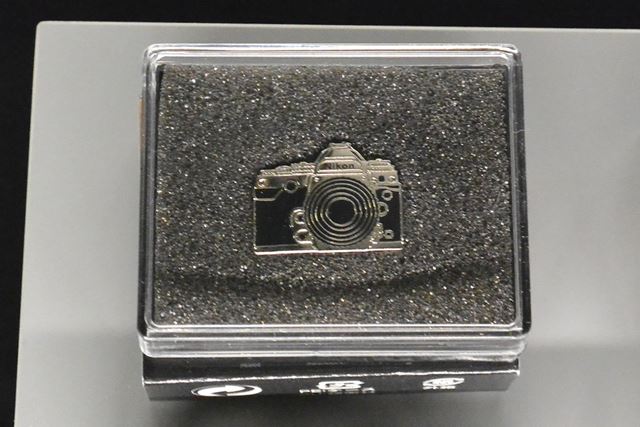 Df(シルバー)のオリジナルピンバッジ。800円