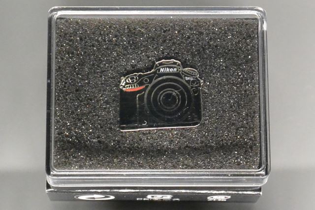 D810のオリジナルピンバッジ。800円