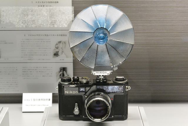 ニコンレンジファインダーカメラの最上位機種「Nikon SP」と「FLASH UNIT BC-5」。いずれも1957年発売