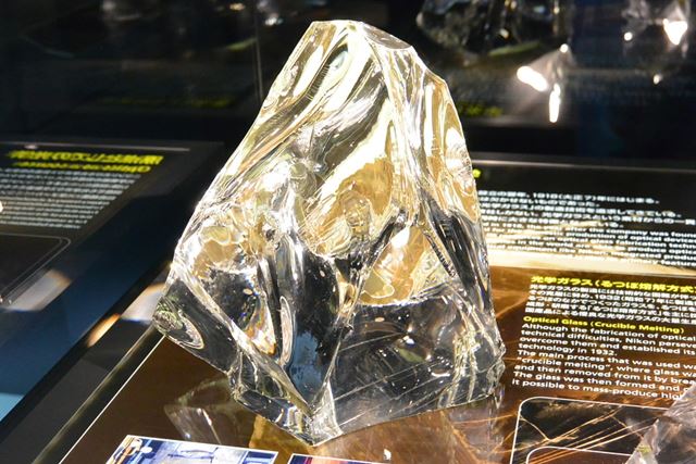 ニコンは1932年(昭和7年)に光学ガラスの製造技術を確立。るつぼ熔解方式を採用し、大量生産を可能にした