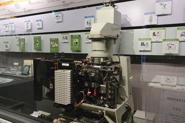 ニコンは半導体関連機器も手がけており、縮小投影型露光装置「NSR-1505G2A」の可動展示も