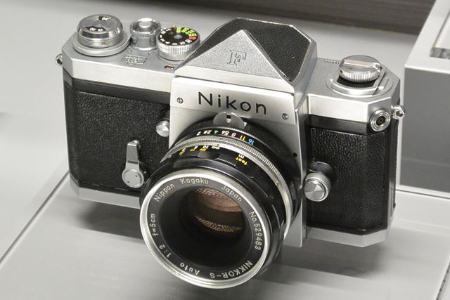 ニコン初の一眼レフカメラ「Nikon F」。プロカメラマンの定番カメラとなった。1959年発売
