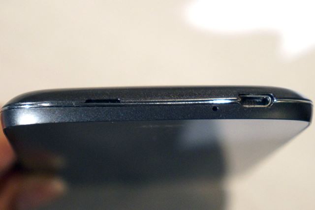 ���̤�microUSB�ݡ��Ȥ������롣�ܵ����ɿ塦�ɿл��ͤǤϤʤ�