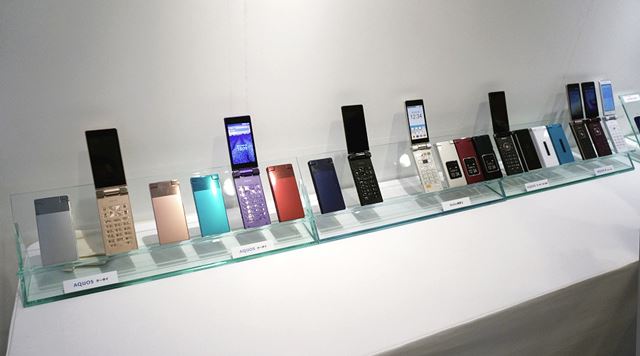 新世代ケータイは、今回新製品を3機種発売。今年に入って、4キャリア向けに累計6機種を展開
