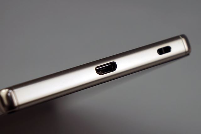 IPX5/8等級の防水仕様とIP6X等級の防塵仕様をクリア。microUSBポートはキャップレス