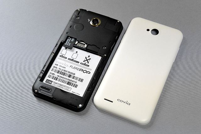 背面のカバーを開け、バッテリーを取り外してmicroSDカードを装着する