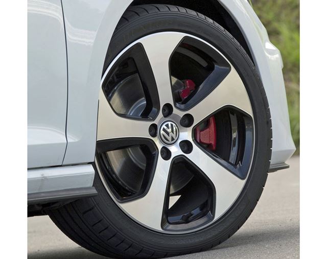 ゴルフGTIのホイールは17インチ、タイヤも225/45R17と、ひと回り小さい