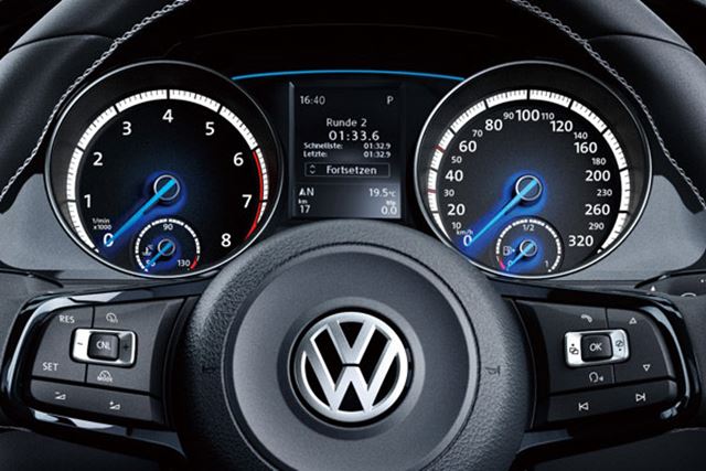 ゴルフ Rのメーター周辺は青がモチーフ。スピードメーターは320km/hまで