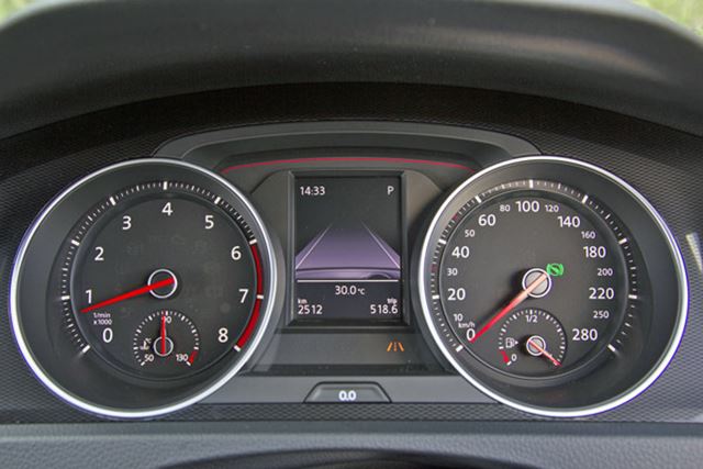ゴルフ GTIは針など部分部分に赤のアクセントが入る。スピードメーターは280km/hまで
