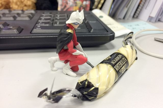 机の上のお菓子を発見したシャア