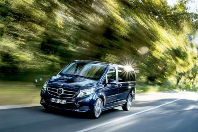 ステアリングやアクセルはかなり重め。操作感を軽くしていることの多い国産ミニバンとは異なる印象