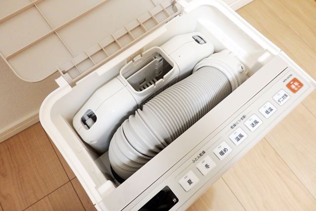 天面のフタを開けたところに、必要なパーツやアタッチメントが収納されている
