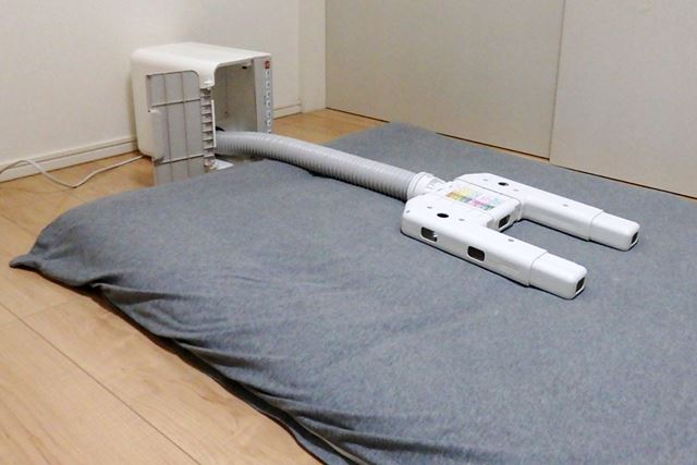 ちなみに、ベッドのような高さのない床に敷いている布団の場合、本体を横にして使用することも可能