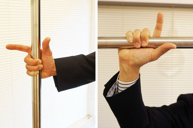 ポールにつかまる時も、人差し指と中指は立てたままで!
