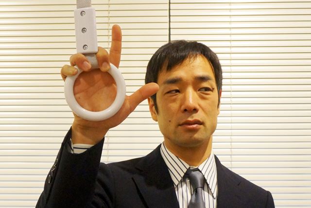 つり革の輪に手を入れずに、中指、薬指、小指の3本で上部を握る方法も有効