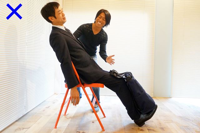 足を投げ出した状態ではカバンの重さが、スネに乗ってしまう