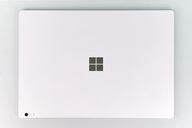 天板にはマイクロソフトのロゴが別パーツで取り付けられている。リアカメラは800万画素