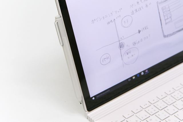 Surfaceペンはディスプレイ部分(タブレット)の側面に磁石で固定しておける