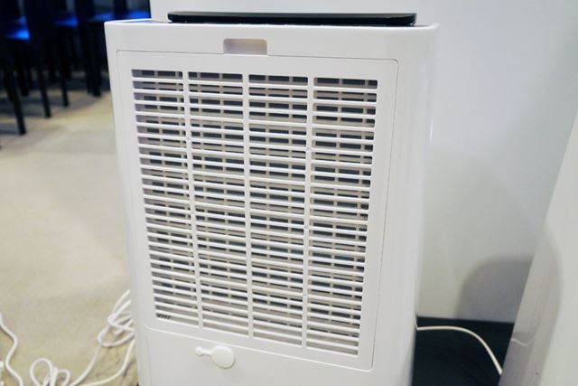 背面の吸気部分には、従来よりも約1.3倍のホコリが取れるように性能が向上したプレフィルターを装備