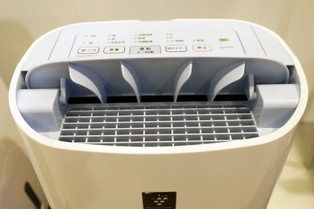 吹出口にルーバーを設けることで、プラズマクラスターの風を左右広範囲に届けられるようにしている