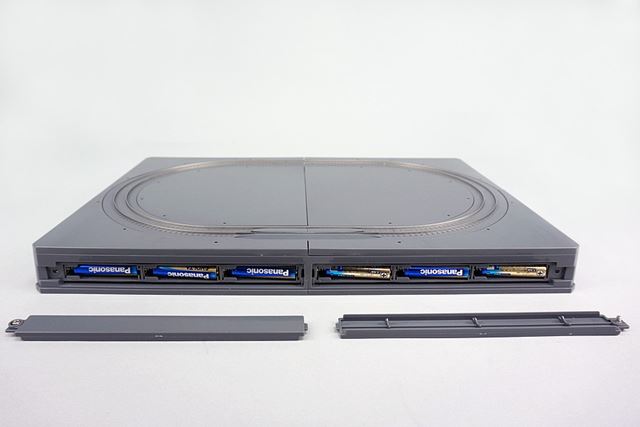 単4形乾電池を6本使用。側面に電池を入れます