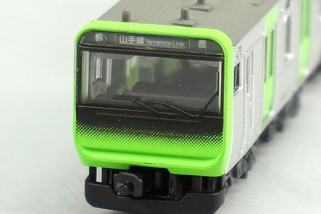 E235系の正面。顔の下半分にグラデーションがあるデザインは新しくてインパクトがありますね