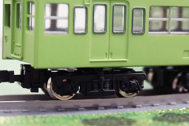 レイアウトベースの線路の上に車両をそっと置きます