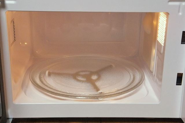 ターンテーブルのあるタイプ。回転させることで食材をムラなく加熱する