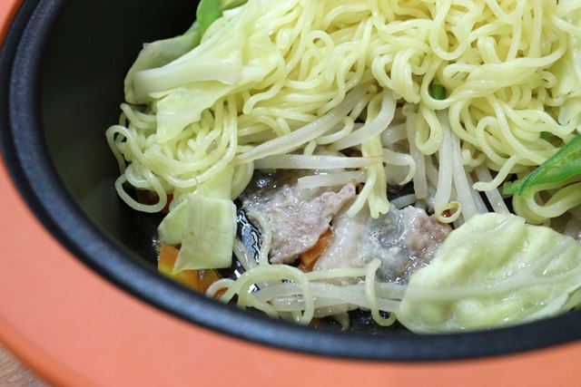 豚肉を使用したため火の通りが気になったが、十分に加熱されているようす