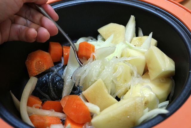 じゃがいも、にんじん、玉ねぎ、しらたきを油で和えた後、600Wで7分加熱