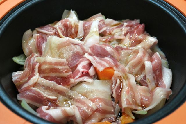 加熱した具材の上に肉と調味料を入れ、600Wでさらに8分加熱する