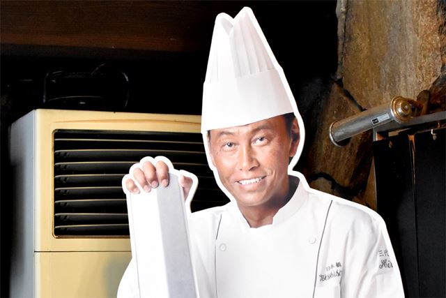 お店の入り口には3代目シェフのパネルが! ツーショットで記念撮影している人も