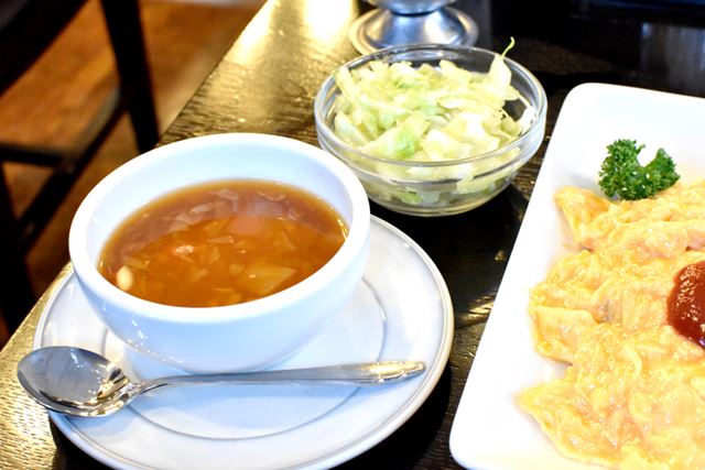 ビックリ! 絶品のコールスローとボルシチは各50円で食べられます