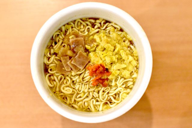 仕上げのオイルをかけて、THEオム黒ラーメンが完成!