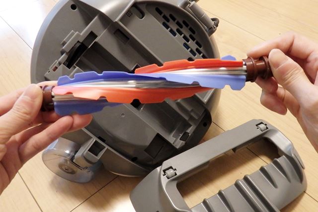 ブラシも取り外して水洗いできる。ゴム製なので、洗いやすく乾きやすいのも◎
