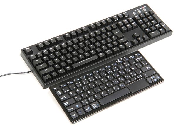 普段使用しているテンキー付きキーボードとの比較。テンキーがない分、キーボードPCのほうがコンパクトだ