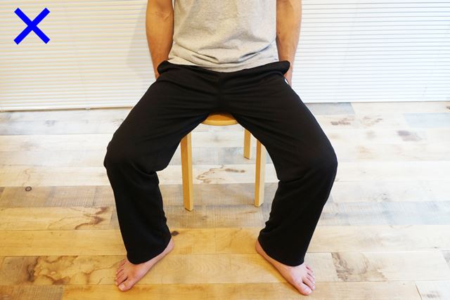 ガニ股ぎみになるのもNG。両膝の幅は、骨盤の幅とほぼ同じくらいになるようにしよう