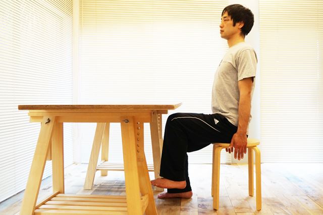椅子の縁を持つのも、あり。手を横に沿えておくだけより、難易度は低めだ