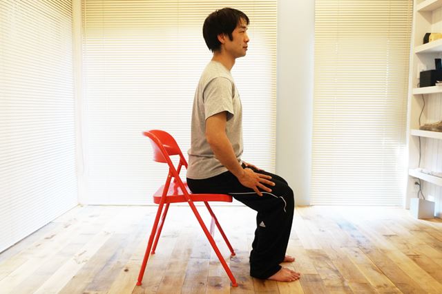 3.約3〜5秒耐えたら、普通に椅子に座る