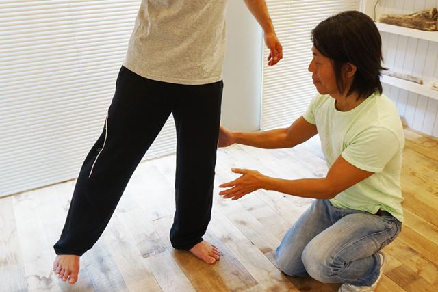 足を浮かせて片足で立つ際、膝は曲げないように。つま先は広げず、膝の向きと揃えましょう
