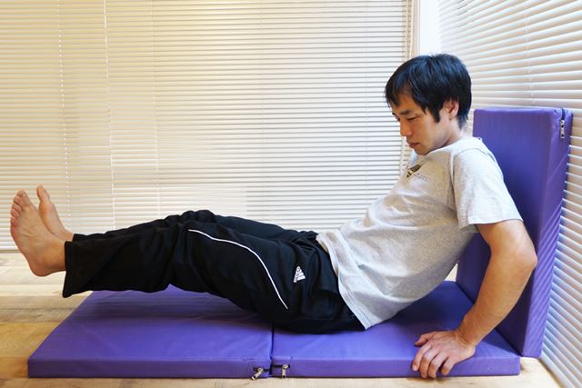 3.足を浮かしたまま、膝を伸ばす。伸ばせるところまで伸ばしたら、「2」の状態に戻す
