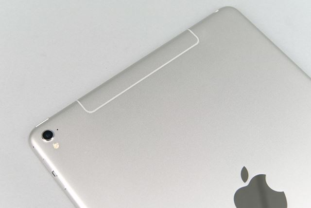 �ǥ������iPad Air 2�ȤۤȤ��Ʊ��������Wi-Fi��Cellular��ǥ�Υ���ƥ���ʬ�Υǥ����󤬰ۤʤ�