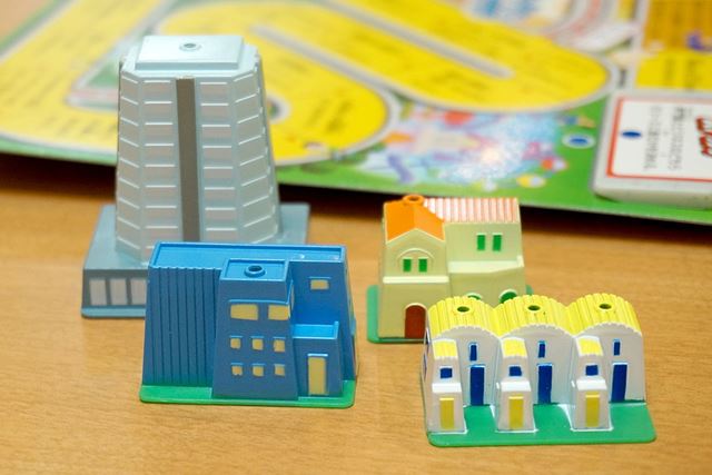 プレイヤーが住める家には、「高層マンション」も登場。盤上には、高層ビル群なども設置されていますよ