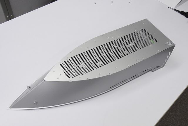 エアフローを確保するために船底には無数の通気溝が開けられている