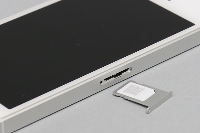 ��°�Υԥ��SIM�ȥ쥤����Ф���nanoSIM�����ɤ򥻥åȤ��롣��Ȥ��������Τ��Ÿ����ڤäƤ�����