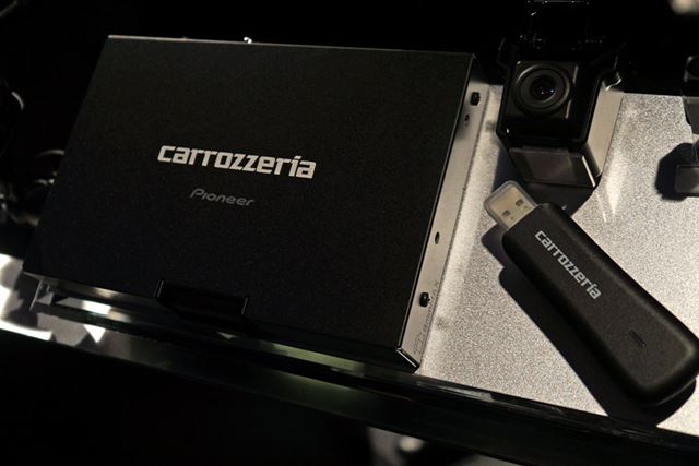 拡張ユニットの「MD-MA1」はカメラとセット。運転支援システムを後付けできるのが魅力だ