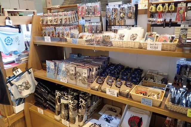 売り場面積は広く、武将コーナーや岐阜城グッズ、その他岐阜関連のお土産がところ狭しと並んでいた