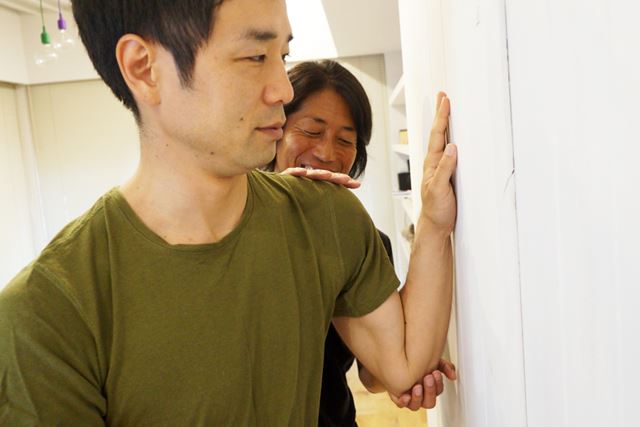 肘をできるだけ深く曲げつつも、手の平以外の部分が壁につかないように注意しよう