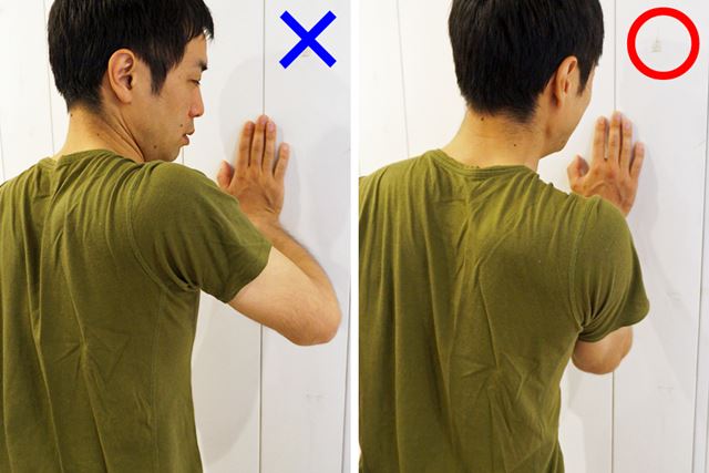 脇が開いた状態で行うと効果が半減してしまう。脇を締めることは必須